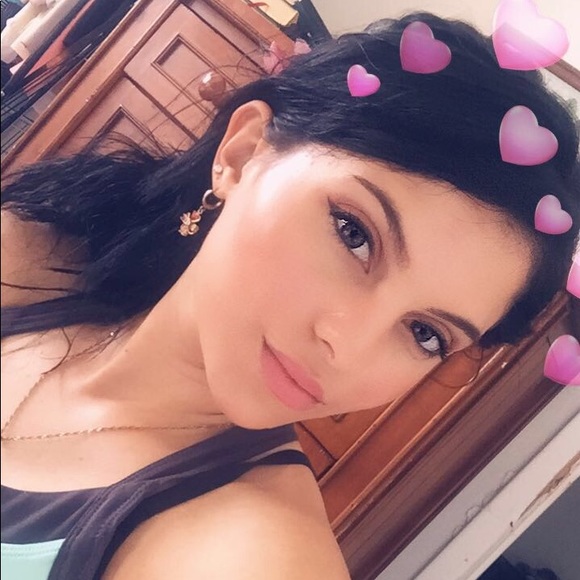 Profile Picture of Victoria Benicio (@victoriabenicio) on Poshmark