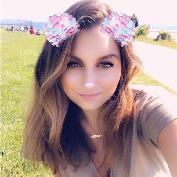 Profile Picture of Sydney Bloomstein (@sydneyr0se) on Poshmark