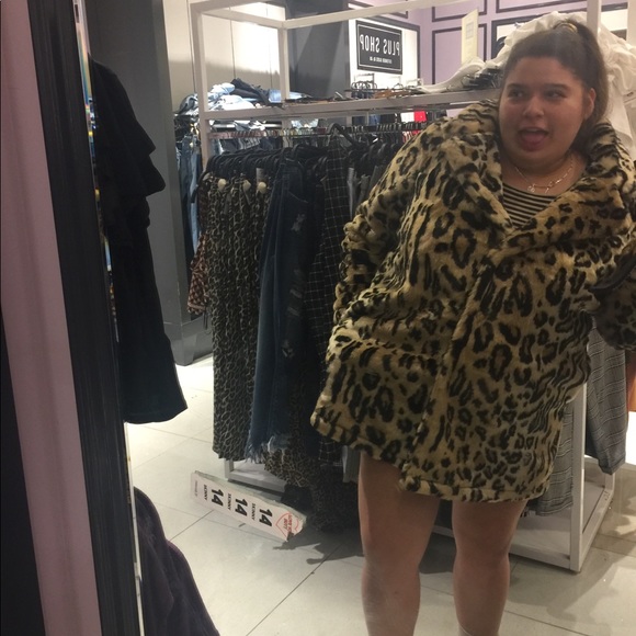 Profile Picture of Valeria Rivera (@valeriariver115) on Poshmark