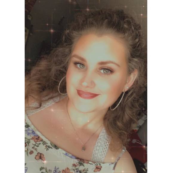 Profile Picture of Taylor Calhoun (@tbcalhoun12) on Poshmark