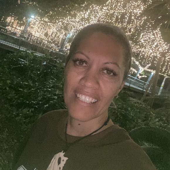 Profile Picture of Teasa Tetevano (@teasatetevano) on Poshmark