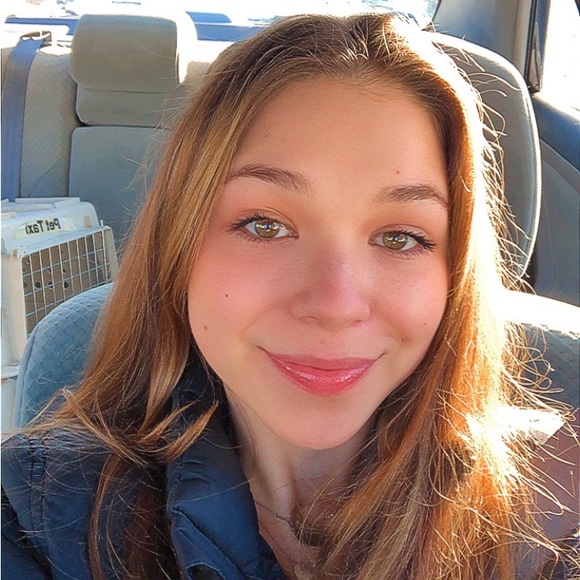 Profile Picture of Vika Leibnitz (@vikael695) on Poshmark