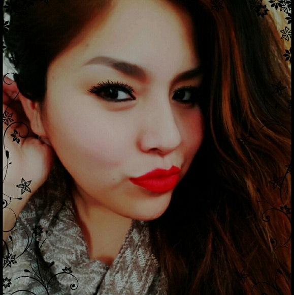 Profile Picture of Daysi Florez (@deik) on Poshmark