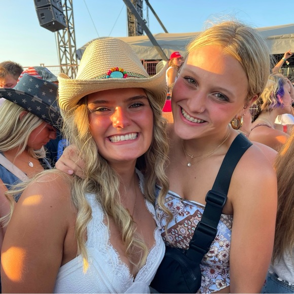 Profile Picture of Brooke Struebing (@brookestruebing) on Poshmark