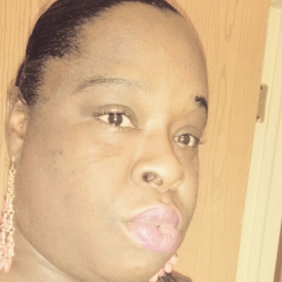 Profile Picture of Dominique Welch (@ronaeja) on Poshmark