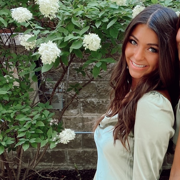 Profile Picture of Alexandra Thanos (@alexandrathanos) on Poshmark