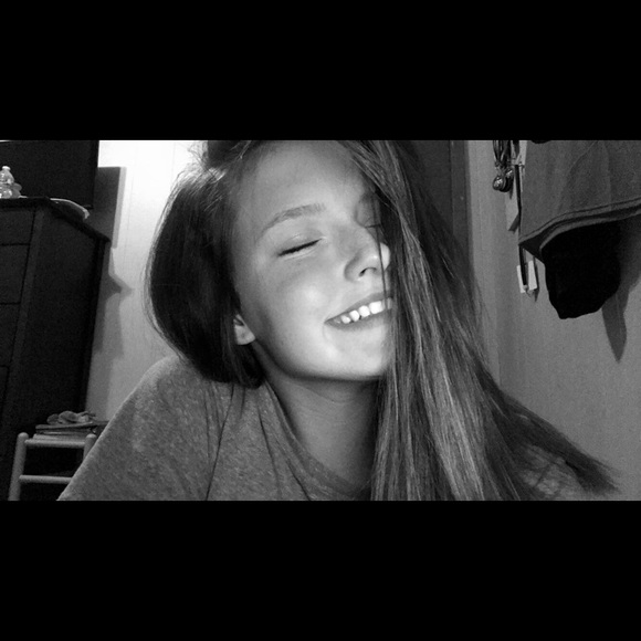 Profile Picture of Emily Simmons (@emily_rs5) on Poshmark
