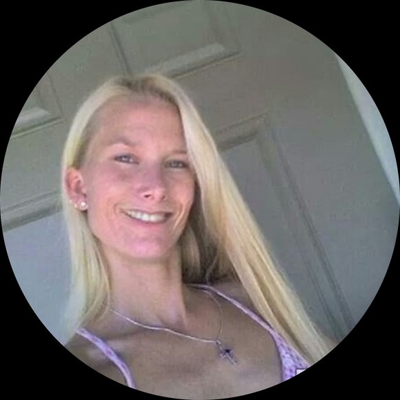 Profile Picture of Erika Holcomb (@christmom3) on Poshmark