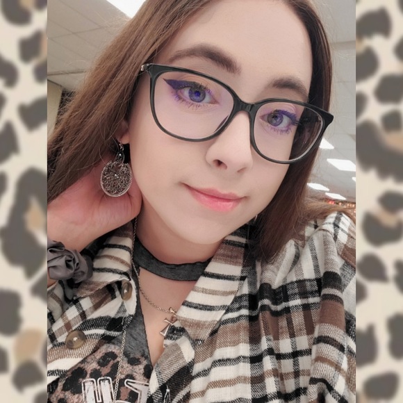 Profile Picture of Tabitha Antonaros (@antonarostr18) on Poshmark