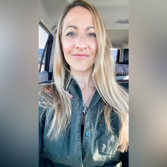 Profile Picture of Amanda Sowards (@snm_studios) on Poshmark