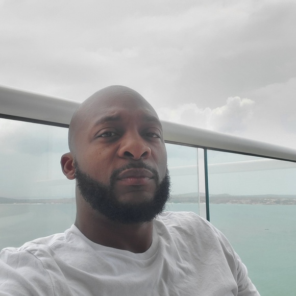 Profile Picture of Robert Chamberlain (@robbby77) on Poshmark