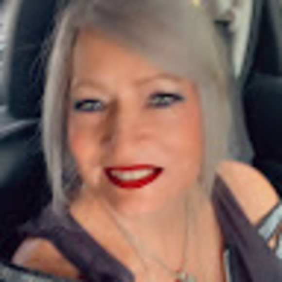 Profile Picture of Rose Cantlin (@rosecantlin201) on Poshmark