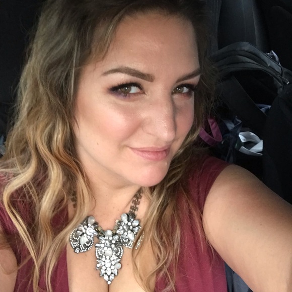 Profile Picture of Amanda Troxler (@happysalamanda) on Poshmark