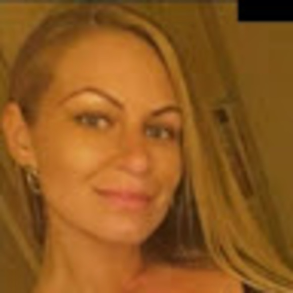 Profile Picture of April Hottinger (@aprilhottinger) on Poshmark