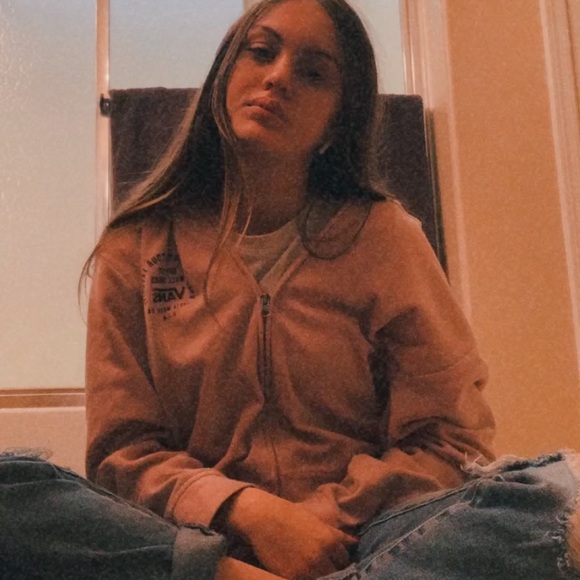 Profile Picture of Bailey Labounty (@bailabounty) on Poshmark
