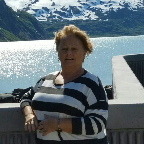 Profile Picture of Laura Goodsell (@ljgoodsell) on Poshmark