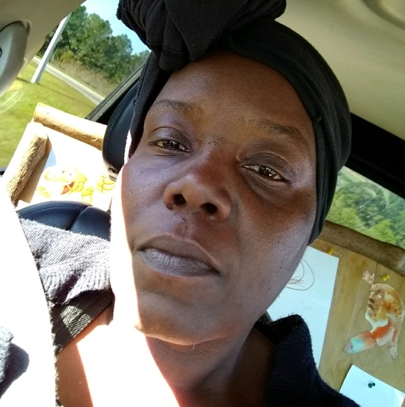 Profile Picture of Leslie Bryan (@lesliebryan) on Poshmark