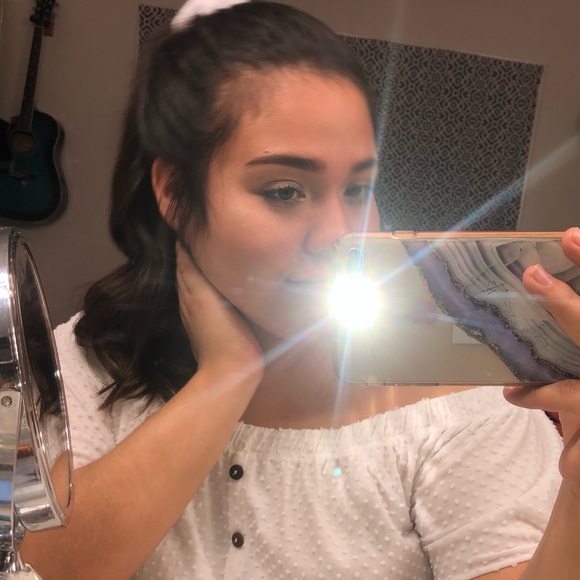Profile Picture of Abby Flores (@abbyflores_11) on Poshmark