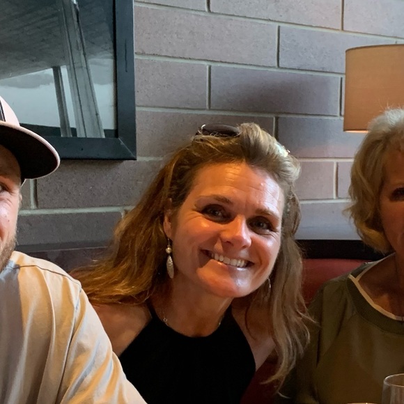 Profile Picture of Melanie Mclauchlin (@barelyhome) on Poshmark