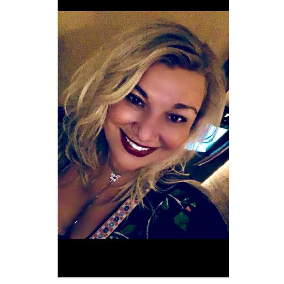 Profile Picture of Kerri Squires (@kerriksquires) on Poshmark