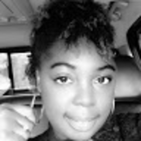Profile Picture of Bouvia Smalls (@bouvia_s) on Poshmark