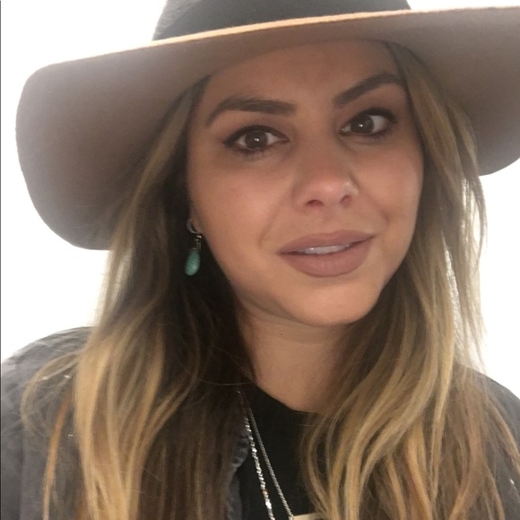 Profile Picture of Amanda Guidinger (@mandyg16) on Poshmark