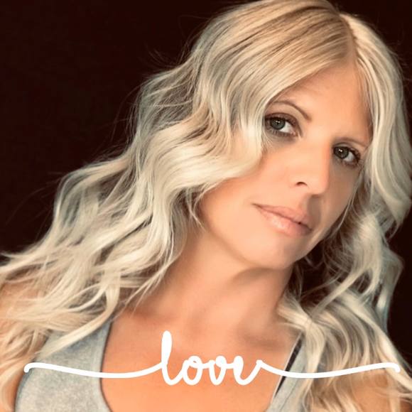 Profile Picture of Lora Sander (@lorasander302) on Poshmark