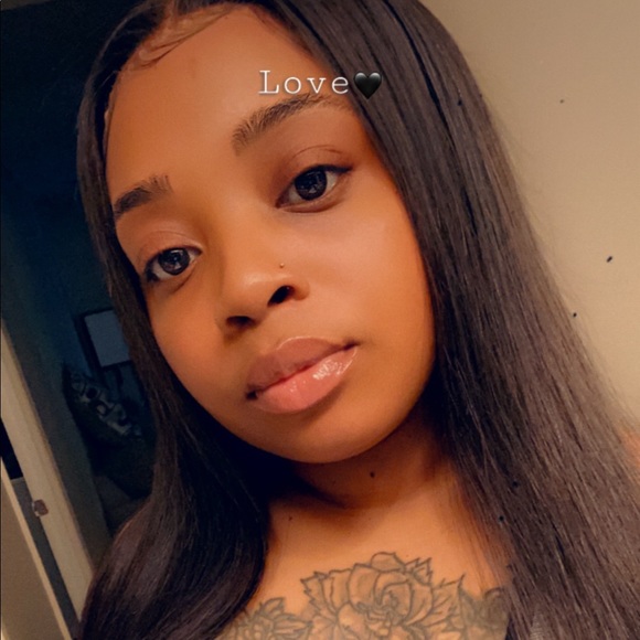 Profile Picture of Darrie Marie (@darriemariee) on Poshmark