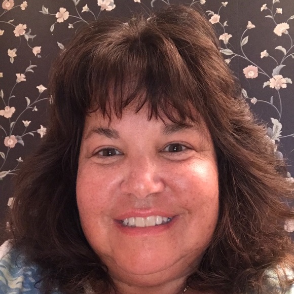 Profile Picture of Laurie Aulicino (@laurieauli) on Poshmark