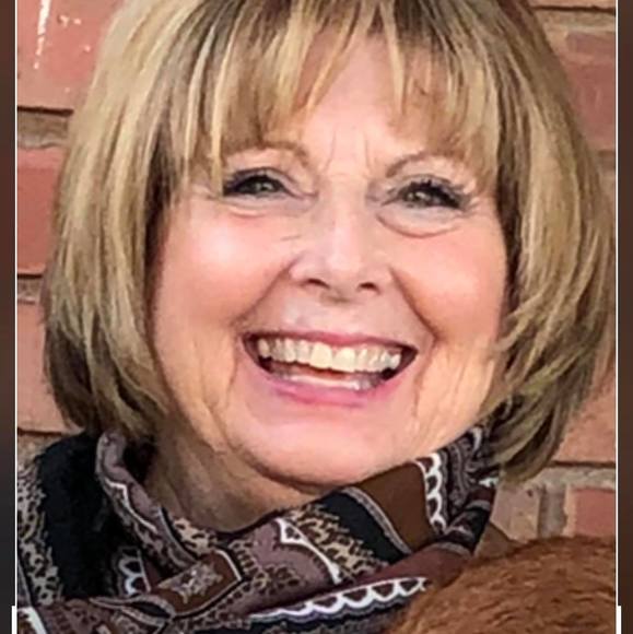 Profile Picture of Kim Saalborn (@saalborn) on Poshmark