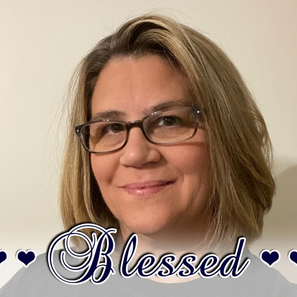 Profile Picture of Jenee' Rachau holub (@paintsnqtrs) on Poshmark