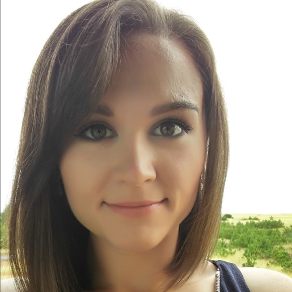 Profile Picture of Ashley Dreager (@ashleyjay009) on Poshmark