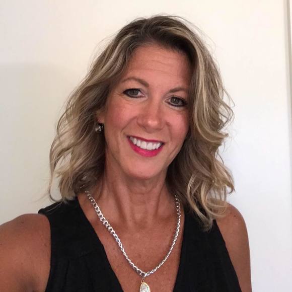 Profile Picture of Lynn Meschke (@lynnmeschke) on Poshmark