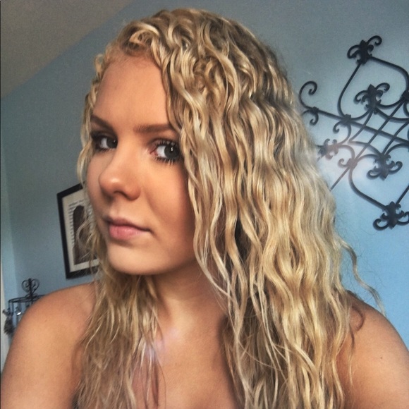 Profile Picture of Emily Rizzo (@emilyvrizzo) on Poshmark