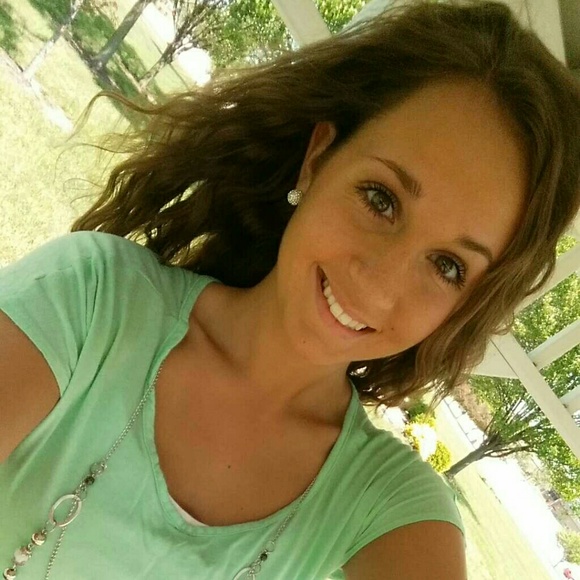 Profile Picture of Amanda Leeling (@amandaleeling) on Poshmark