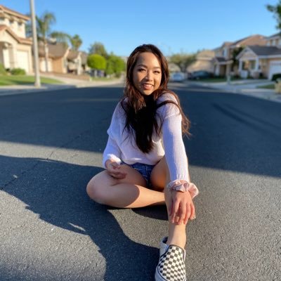 Profile Picture of Claire Nguyen (@clairebeaw) on Twitter