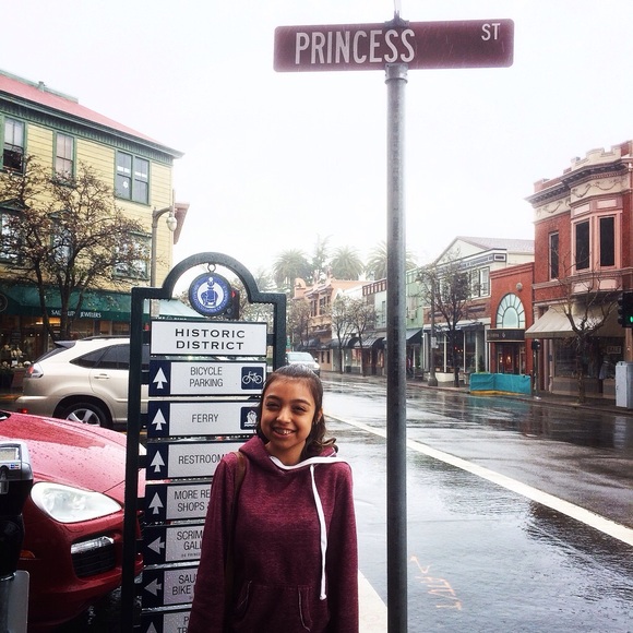 Profile Picture of Asia Ulibarri (@asia124) on Poshmark