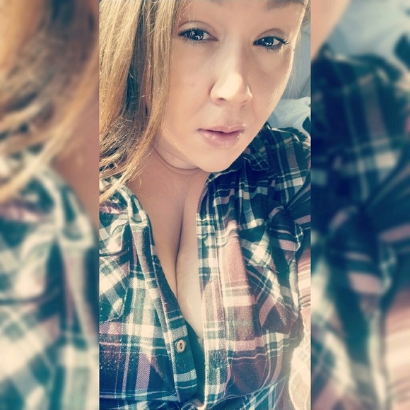 Profile Picture of Lacey Thornton (@lithornton1225) on Poshmark