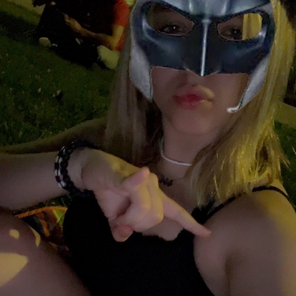 Profile Picture of Ashlyn Adams (@ashlynadamss) on Poshmark