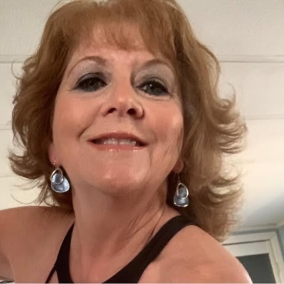 Profile Picture of Mary Greenlaw (@marygreenlaw) on Poshmark