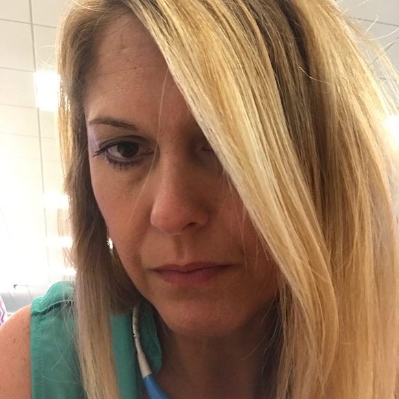 Profile Picture of Jennifer Delph (@jenniferdelph) on Poshmark