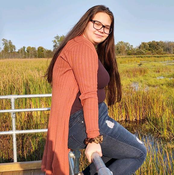 Profile Picture of Skylar Lonnen (@skylar_aimee) on Poshmark