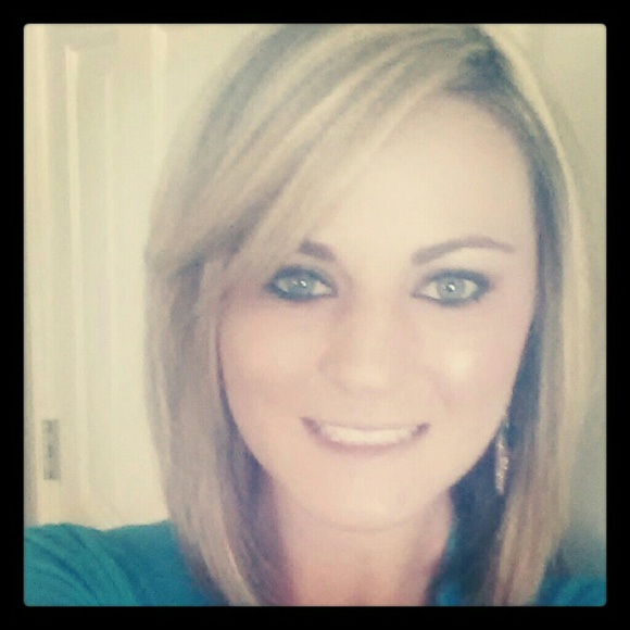 Profile Picture of Haley Caskey (@haleyecaskey) on Poshmark