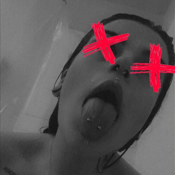 Profile Picture of Mikaela Alvarez-wiggins (@kaelavein99) on Poshmark