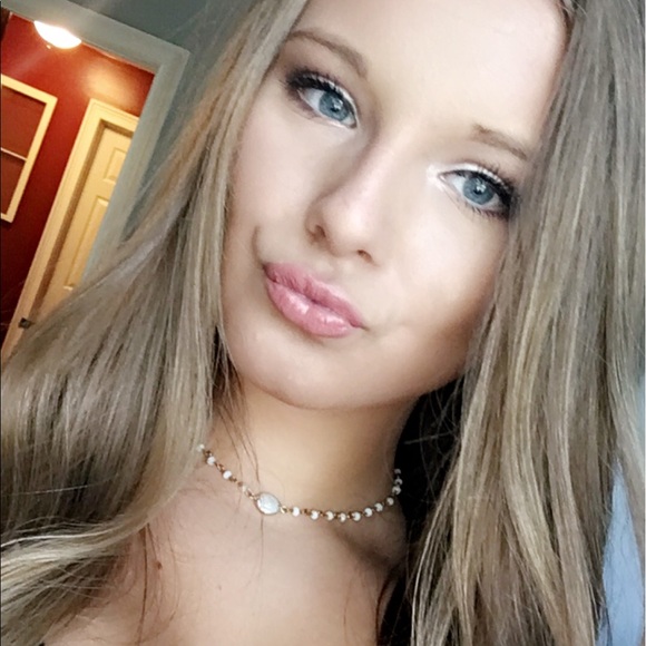 Profile Picture of Valen Windon (@valenwindom16) on Poshmark