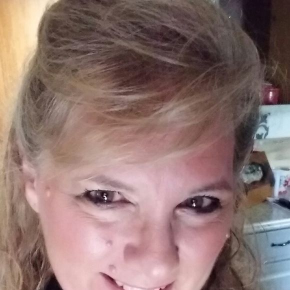Profile Picture of Gwen Peterson (@gwennie4747) on Poshmark