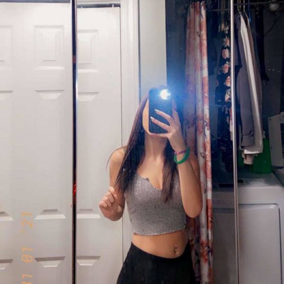 Profile Picture of Anna Sharp (@annasharp557) on Poshmark