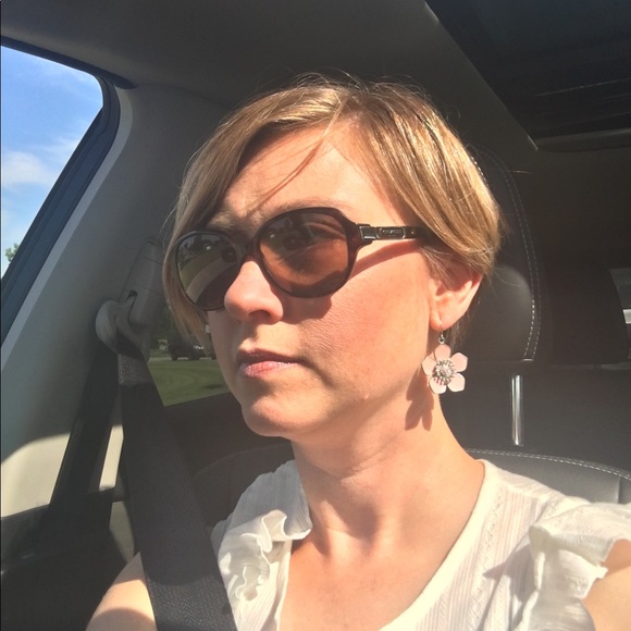 Profile Picture of Ginny Schackow (@ginnyschackow) on Poshmark