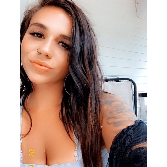 Profile Picture of Cameron Spivey (@camerondawn) on Poshmark