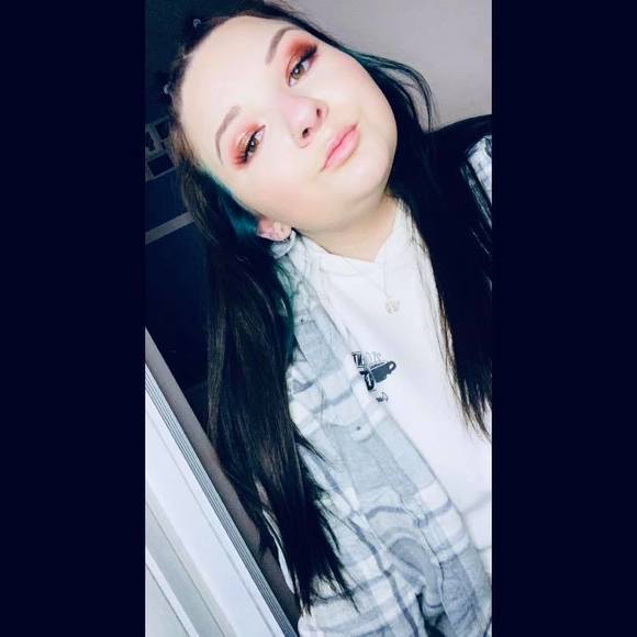 Profile Picture of Mikayla Oettel (@makababyoettel) on Poshmark